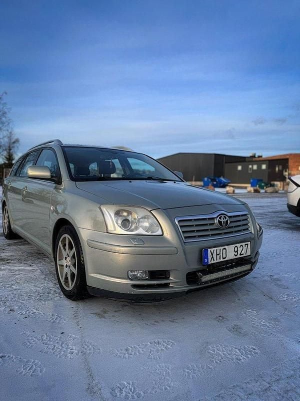 Grön Begagnad 2005 Toyota Avensis Kombi | 30 000 kr (Lite dyr) - Bild 1/4