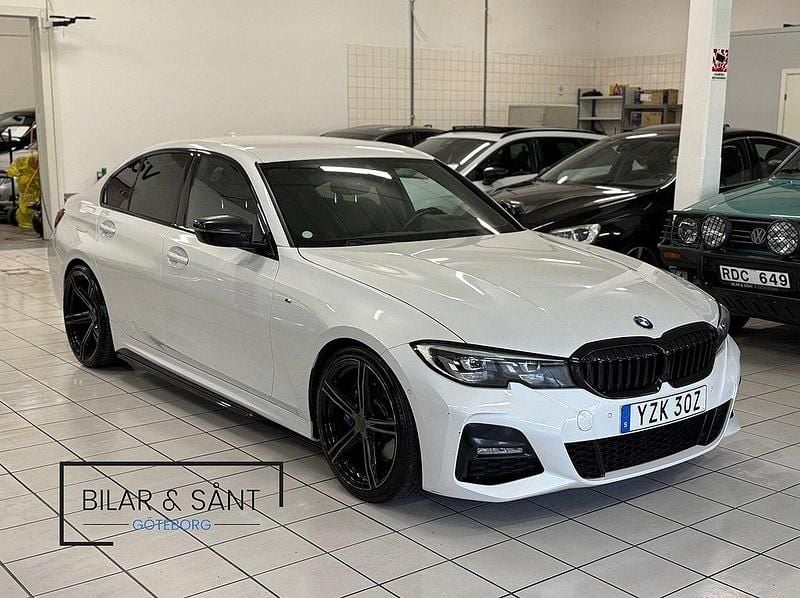 Vit Begagnad 2019 BMW 330e M Sport Sedan | 299 900 kr (Marknadspris) - Bild 1/4