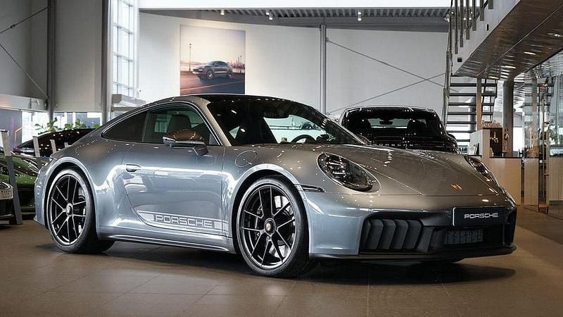 Grå Begagnad 2024 Porsche 911 Carrera GTS Sportkupé | 2 049 000 kr - Bild 1/4