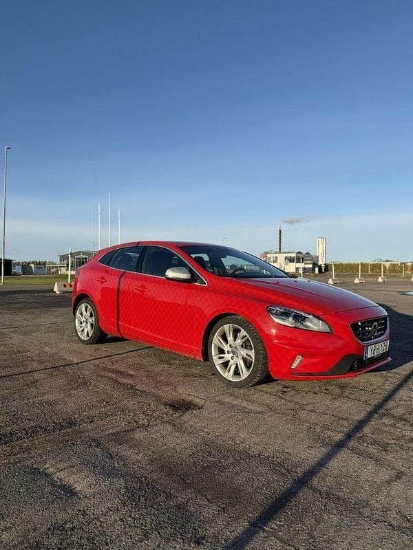 Röd Begagnad 2016 Volvo V40 R-Design Halvkombi | 174 000 kr (Bra pris) - Bild 1/4