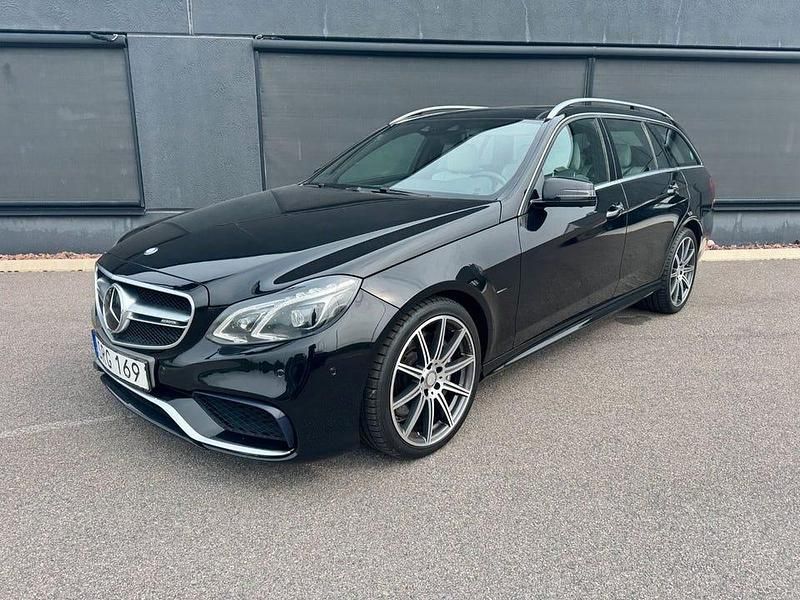 Svart (obsidian svart) Begagnad 2014 Mercedes E63 AMG Avantgarde Kombi | 345 000 kr (Marknadspris) - Bild 1/4