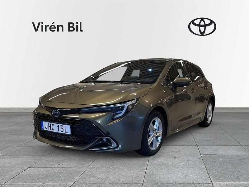Grön Begagnad 2023 Toyota Corolla Hybrid Plus Halvkombi | 279 000 kr (Bra pris) - Bild 1/4