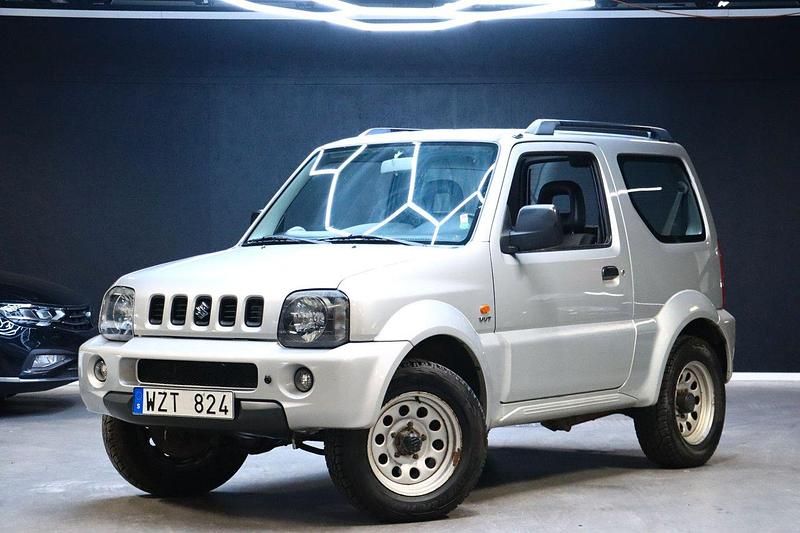 Silver Begagnad 2005 Suzuki Jimny SUV | 109 900 kr (Lite dyr) - Bild 1/4