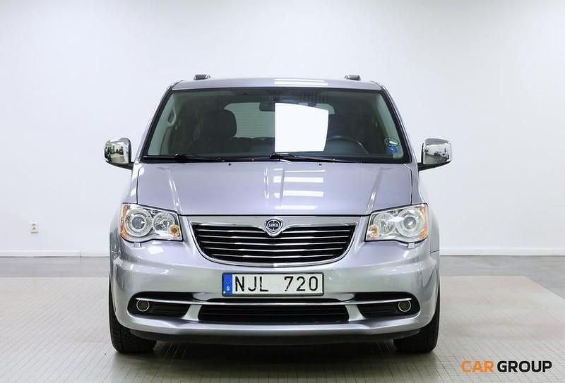 Grå Begagnad 2013 Lancia Voyager Minibuss | 129 900 kr (Marknadspris) - Bild 1/4
