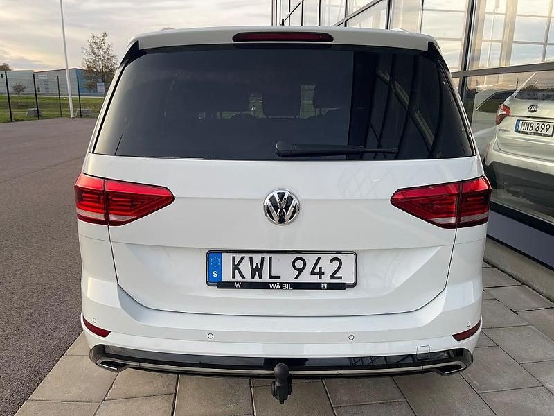 Begagnad VW Touran R-line 150 HK (110 kW) 2018 Vit Minibuss