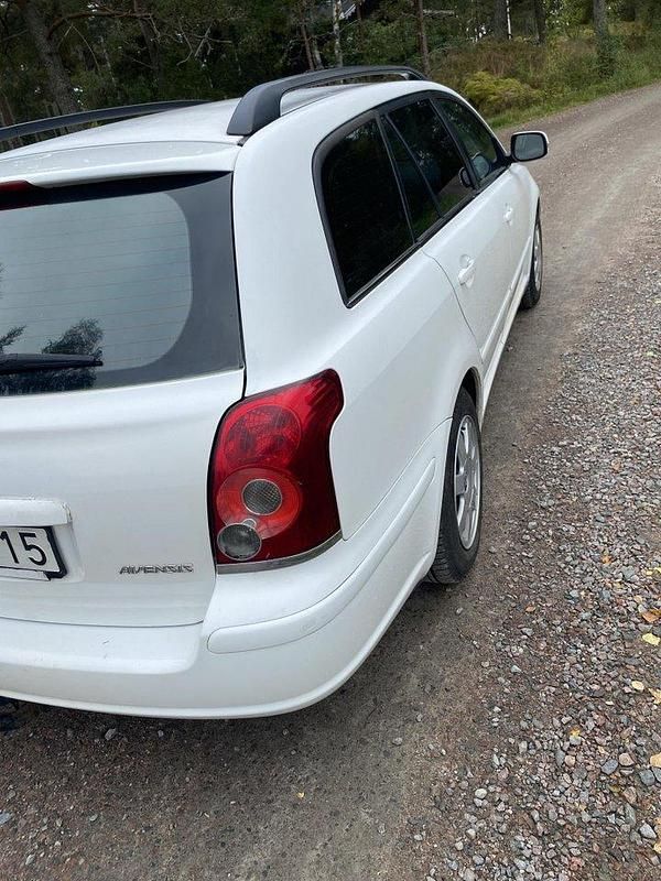 Vit Begagnad 2008 Toyota Avensis Kombi | 27 500 kr (Marknadspris) - Bild 1/4