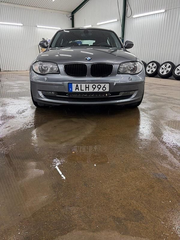 Ljusgrå Begagnad 2010 BMW 118 Halvkombi | 69 999 kr - Bild 1/4