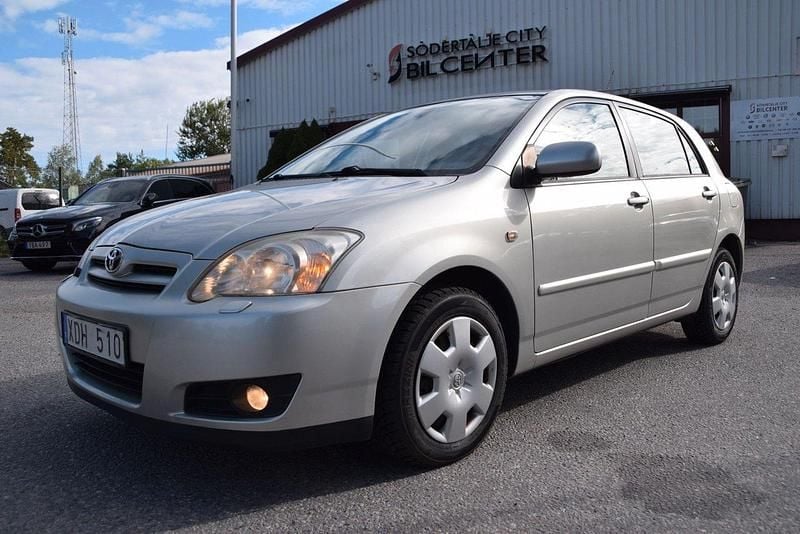 Silver Begagnad 2005 Toyota Corolla Halvkombi | 74 900 kr (Lite dyr) - Bild 1/4