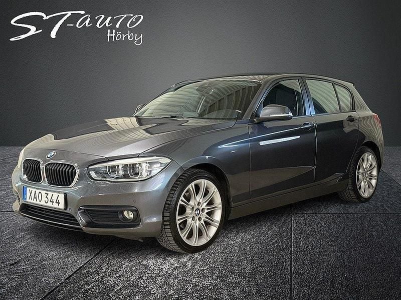 Svart (svart metallic) Begagnad 2015 BMW 116 Halvkombi | 139 900 kr (Marknadspris) - Bild 1/4