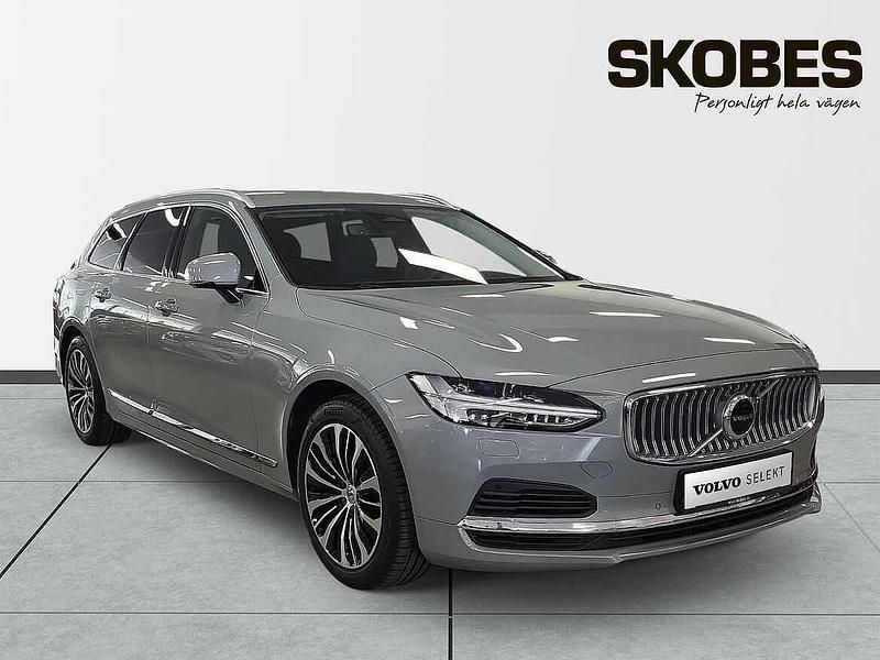 Grå Begagnad 2024 Volvo V90 Core Kombi | 469 400 kr (Marknadspris) - Bild 1/4