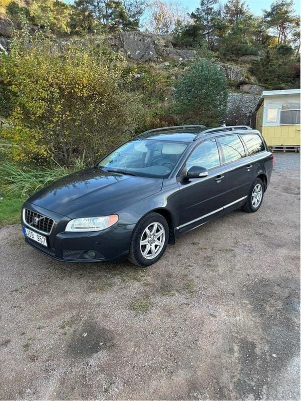 Grå Begagnad 2009 Volvo V70 Momentum Kombi | 40 000 kr (Marknadspris) - Bild 1/4