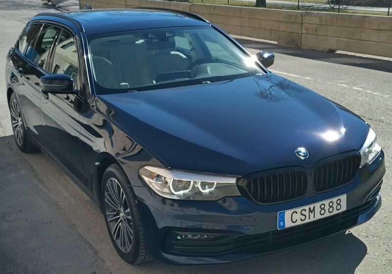 Blå Begagnad 2019 BMW 520 Sport Line Kombi | 339 000 kr (Dyr) - Bild 1/4