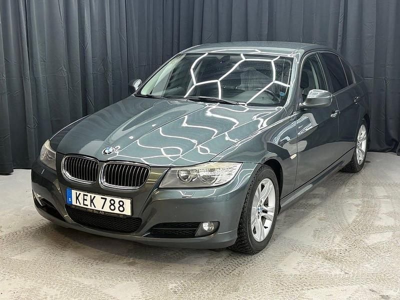 Grön Begagnad 2010 BMW 320 Comfort Edition Sedan | 89 900 kr (Lite dyr) - Bild 1/4