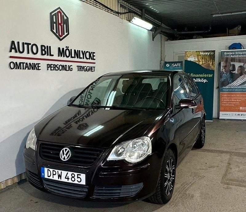Mörkblå Begagnad 2009 VW Polo Halvkombi | 39 900 kr (Bra pris) - Bild 1/4