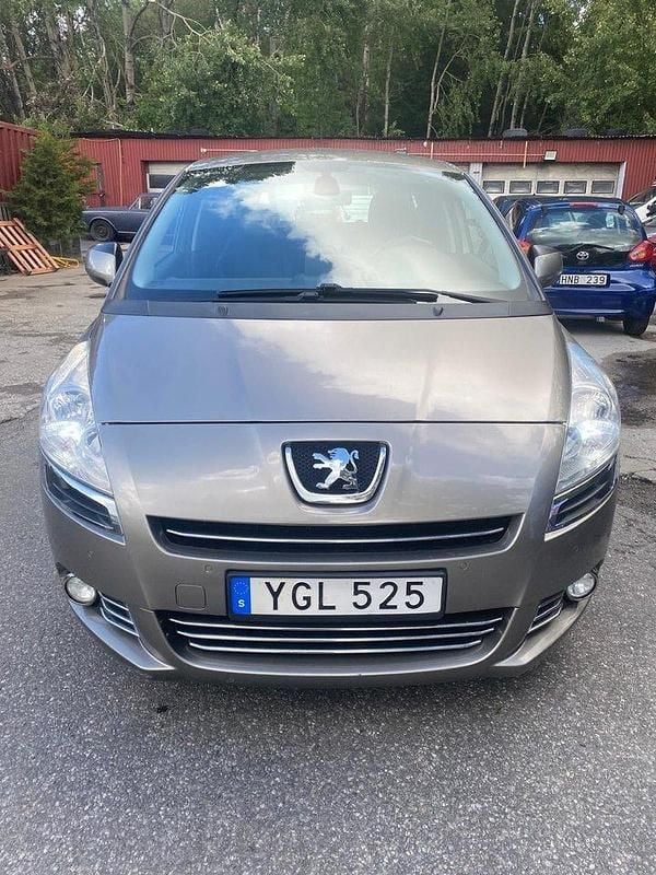 Grå Begagnad 2012 Peugeot 5008 Minibuss | 69 900 kr (Marknadspris) - Bild 1/4