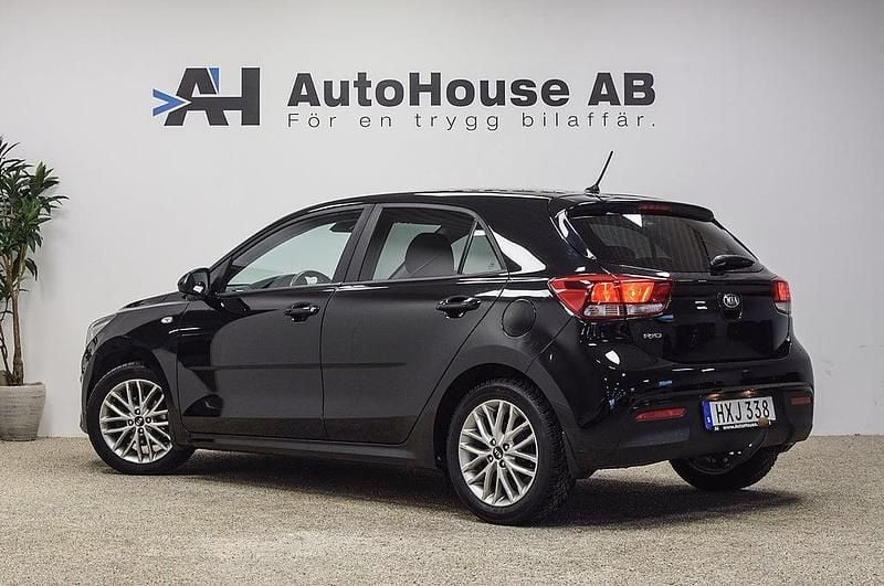 Begagnad Kia Rio 84 HK (61 kW) 2017 Svart Halvkombi