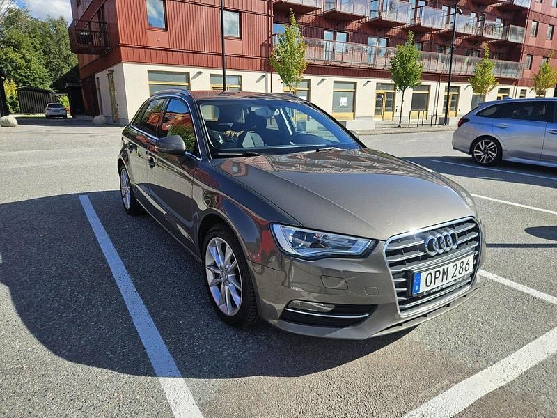 Grå Begagnad 2014 Audi A3 Sportback Ambition Halvkombi | 149 000 kr (Lite dyr) - Bild 1/4