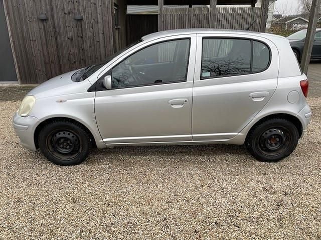 Begagnad 2003 Toyota Yaris Halvkombi | 26 500 kr (Marknadspris) - Bild 1/4