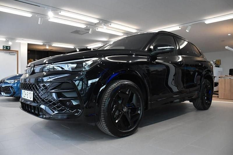Deep black pearl Begagnad 2024 VW Tiguan Style SUV | 565 899 kr - Bild 1/4