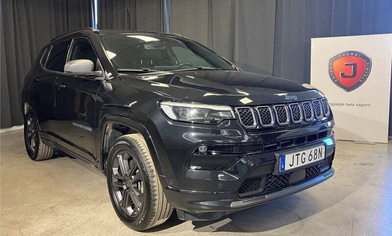 Svart Begagnad 2021 Jeep Compass Limited SUV | 299 900 kr (Dyr) - Bild 1/4