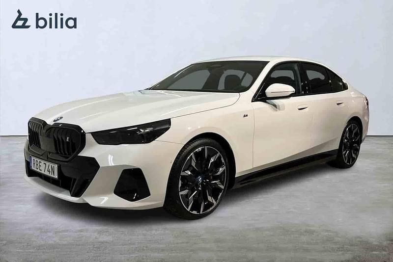 Vit Begagnad 2024 BMW i5 Comfort Edition Sedan | 748 600 kr - Bild 1/1