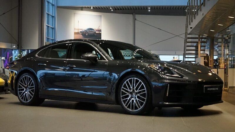 Grå Begagnad 2024 Porsche Panamera 4 Sedan | 1 389 000 kr (Superpris) - Bild 1/4