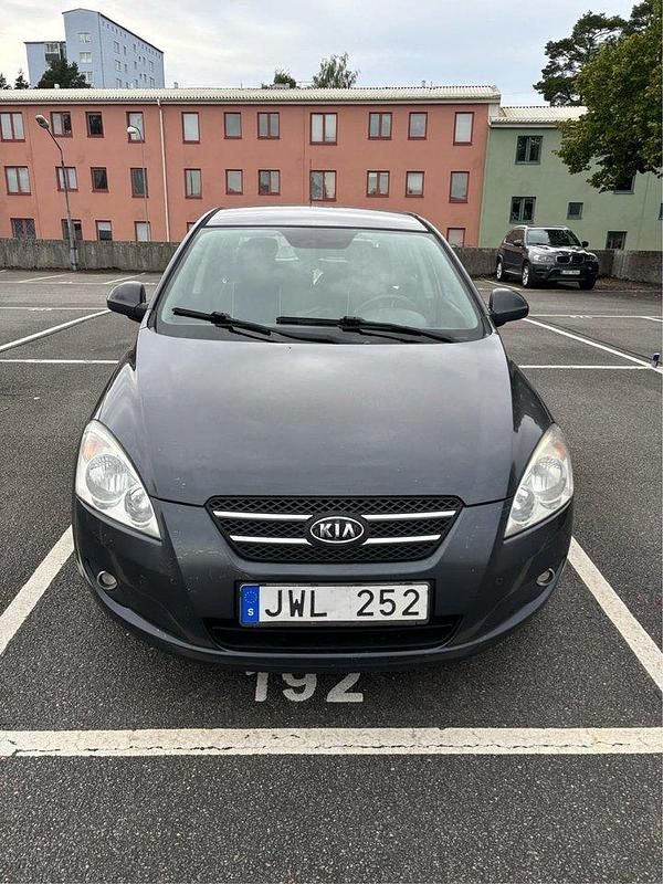 Grå Begagnad 2009 Kia Ceed 4 Halvkombi | 27 900 kr (Superpris) - Bild 1/4