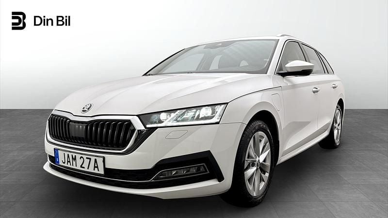 Vit Begagnad 2024 Skoda Octavia Kombi | 309 500 kr (Marknadspris) - Bild 1/4