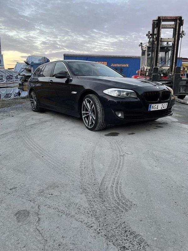 Svart Begagnad 2013 BMW 520 Kombi | 90 000 kr (Bra pris) - Bild 1/4