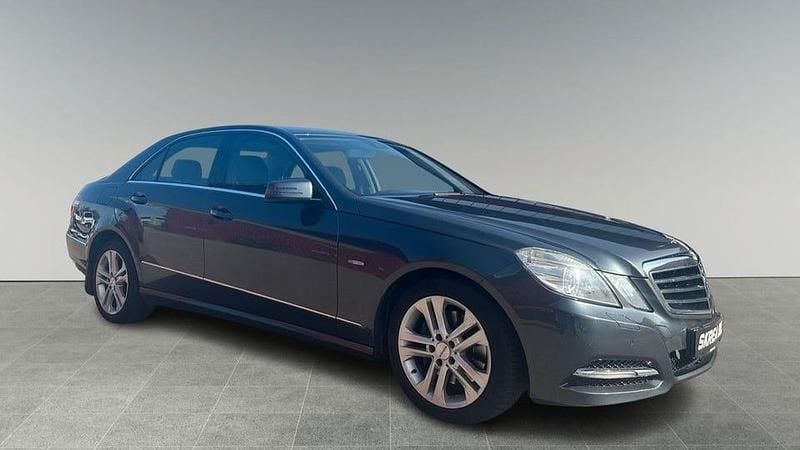Mörkgrå (grå) Begagnad 2011 Mercedes E250 Avantgarde Sedan | 119 900 kr (Marknadspris) - Bild 1/4