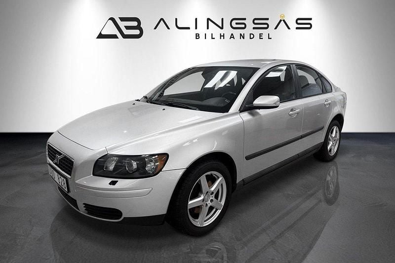 Ljusgrå (grå) Begagnad 2004 Volvo S40 Sedan | 49 898 kr (Marknadspris) - Bild 1/4