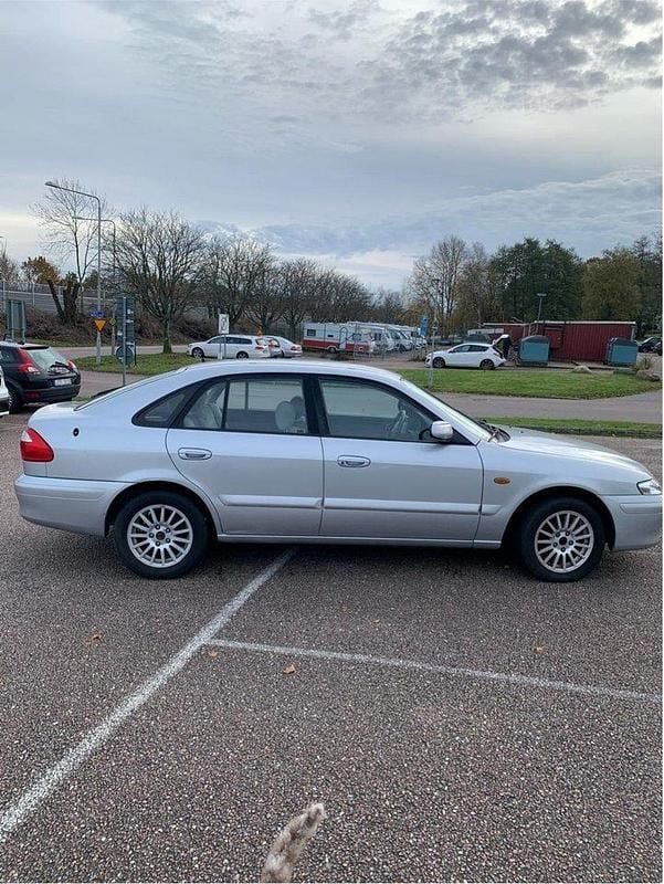 Grå Begagnad 2000 Mazda 626 Touring Halvkombi | 11 000 kr - Bild 1/4