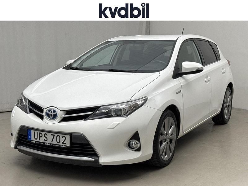 Vit Begagnad 2015 Toyota Auris Hybrid Edition Halvkombi | 139 800 kr (Marknadspris) - Bild 1/3
