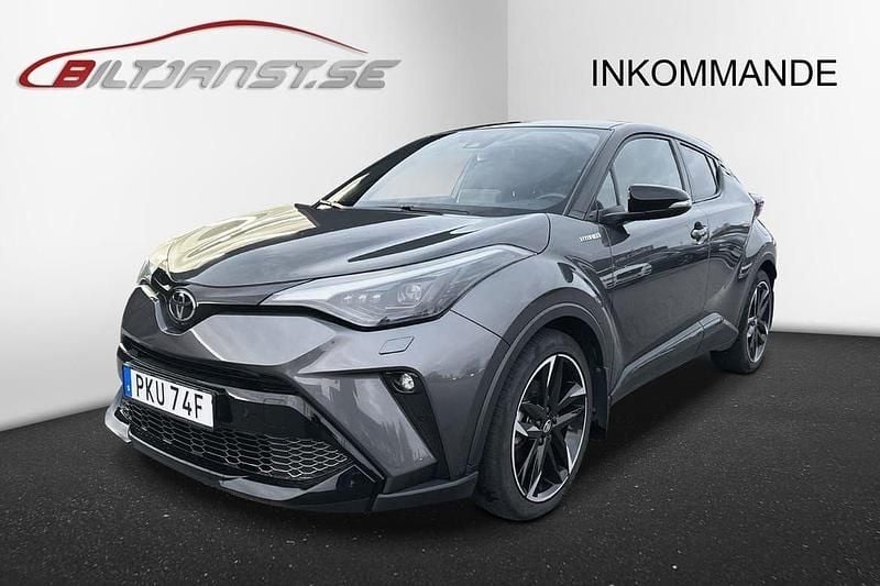 Mörkgrå (grå) Begagnad 2021 Toyota C-HR Sport SUV | 309 900 kr (Marknadspris) - Bild 1/4