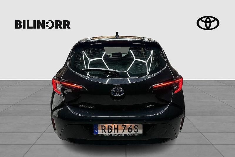 Begagnad Toyota Corolla Active 140 HK (102 kW) 2024 Svart