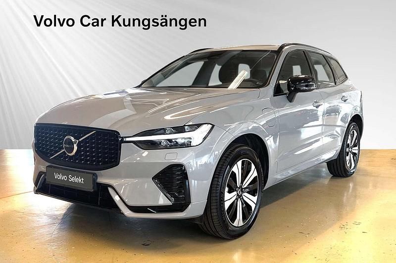 Grå Begagnad 2024 Volvo XC60 Plus SUV | 544 900 kr (Marknadspris) - Bild 1/3