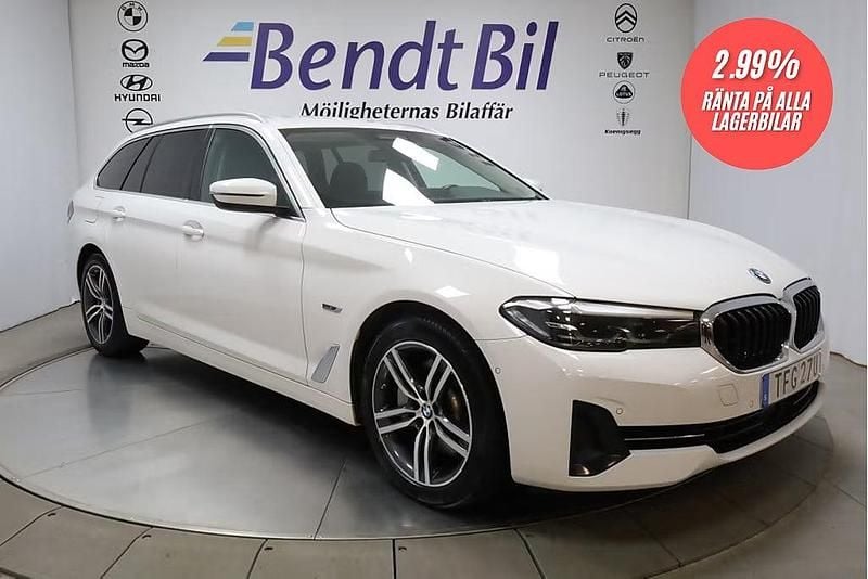 Vit Begagnad 2021 BMW 530e Comfort Edition Kombi | 279 500 kr (Superpris) - Bild 1/4