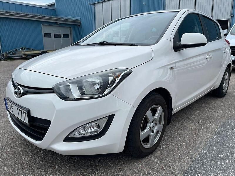 Vit Begagnad 2013 Hyundai i20 Select Halvkombi | 74 800 kr (Lite dyr) - Bild 1/4