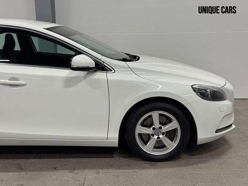 Begagnad Volvo V40 Momentum 150 HK (110 kW) 2013 Vit Halvkombi