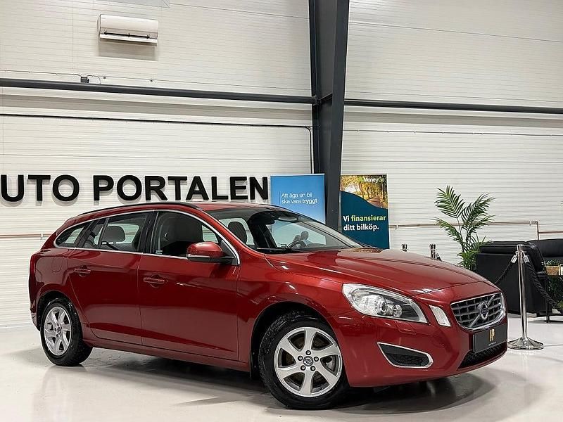 Begagnad Volvo V60 Momentum 179 HK (131 kW) 2011 Röd Kombi