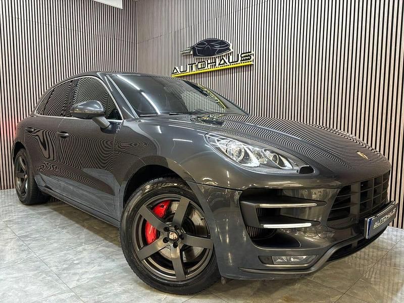 Grå Begagnad 2018 Porsche Macan Turbo Performance Package SUV | 479 900 kr (Marknadspris) - Bild 1/4