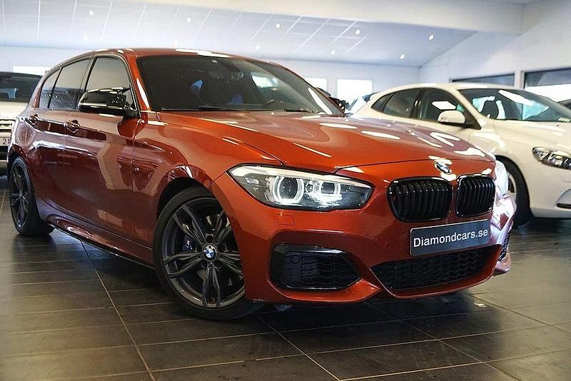 Orange Begagnad 2018 BMW M140 M Sport Halvkombi | 339 000 kr (Marknadspris) - Bild 1/4