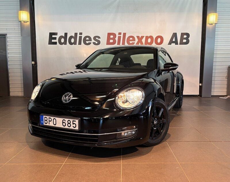 Svart Begagnad 2013 VW Beetle Halvkombi | 109 900 kr (Marknadspris) - Bild 1/4