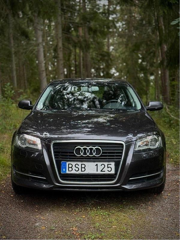 Grå Begagnad 2012 Audi A3 Sportback Attraction Halvkombi | 70 000 kr (Marknadspris) - Bild 1/4