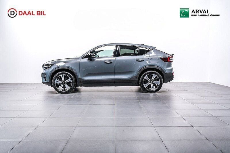 Grå Begagnad 2022 Volvo EC40 Plus SUV | 379 900 kr (Marknadspris) - Bild 1/4