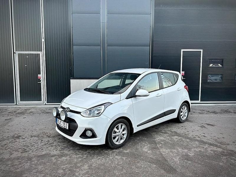 Vit Begagnad 2014 Hyundai i10 Premium Halvkombi | 68 900 kr (Marknadspris) - Bild 1/4