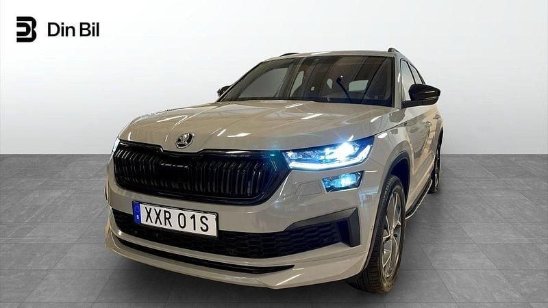 Grå Begagnad 2023 Skoda Kodiaq SportLine SUV | 429 900 kr (Lite dyr) - Bild 1/4