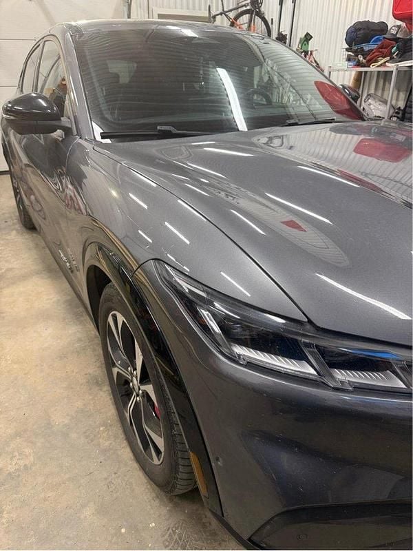 Grå Begagnad 2021 Ford Mustang Mach-E SUV | 315 000 kr (Bra pris) - Bild 1/4