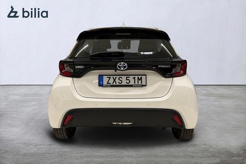 Begagnad Toyota Yaris Hybrid Active 117 HK (86 kW) 2022 Vit Halvkombi