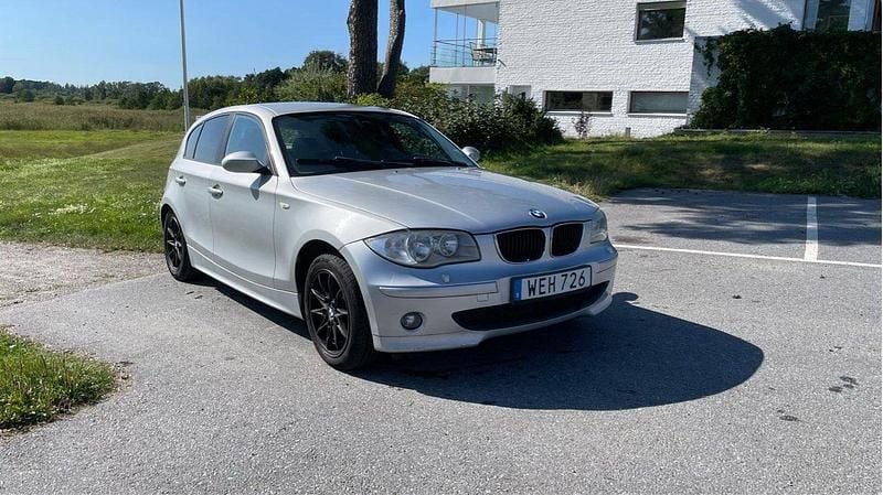 Grå Begagnad 2005 BMW 120 Advantage Halvkombi | 53 000 kr (Marknadspris) - Bild 1/4